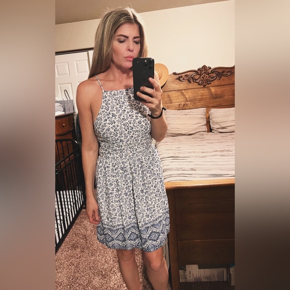 Hollister, Blue & White Floral, Open Lace Up Back Adjustable Strap Dress. Size L - Picture 7 of 8